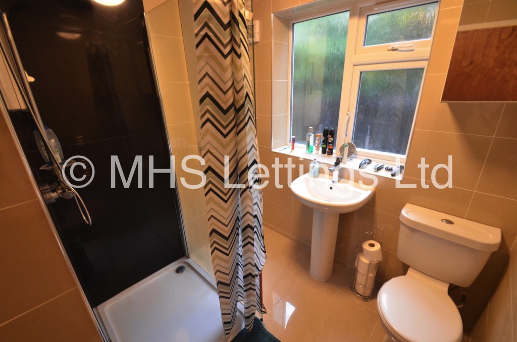 Photo of 3 Bedroom Mid Terraced House in 29 The Poplars, Leeds, LS6 2BT
