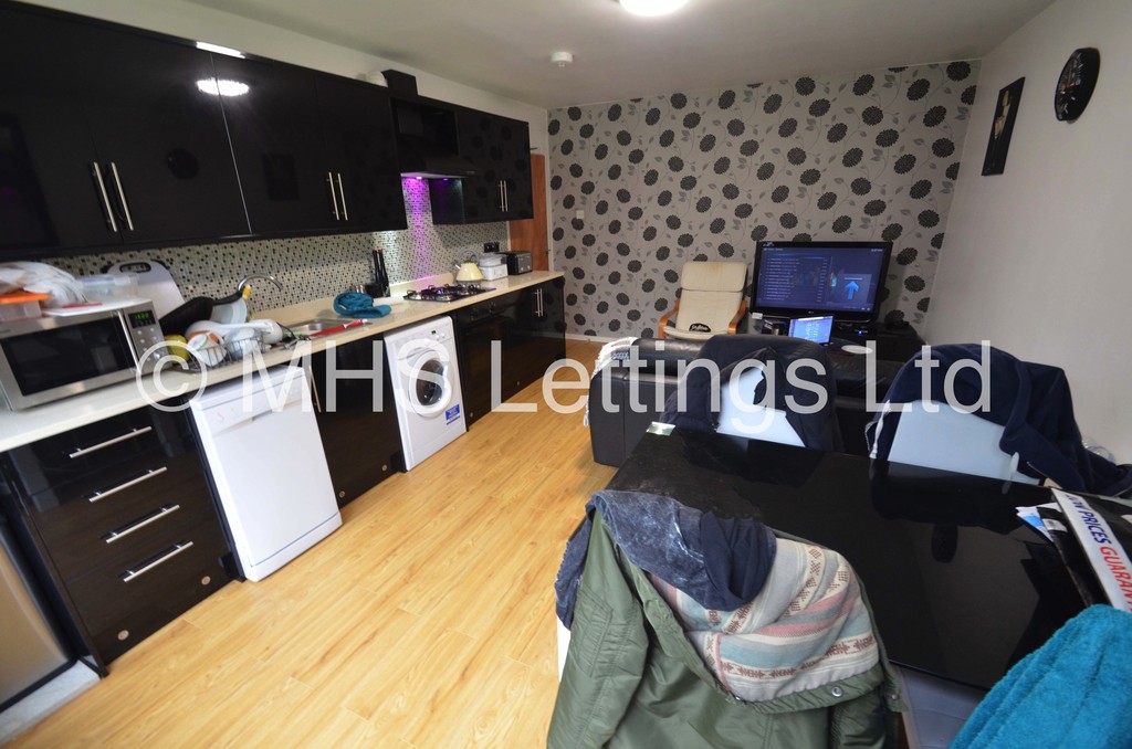 Photo of 3 Bedroom Mid Terraced House in 29 The Poplars, Leeds, LS6 2BT