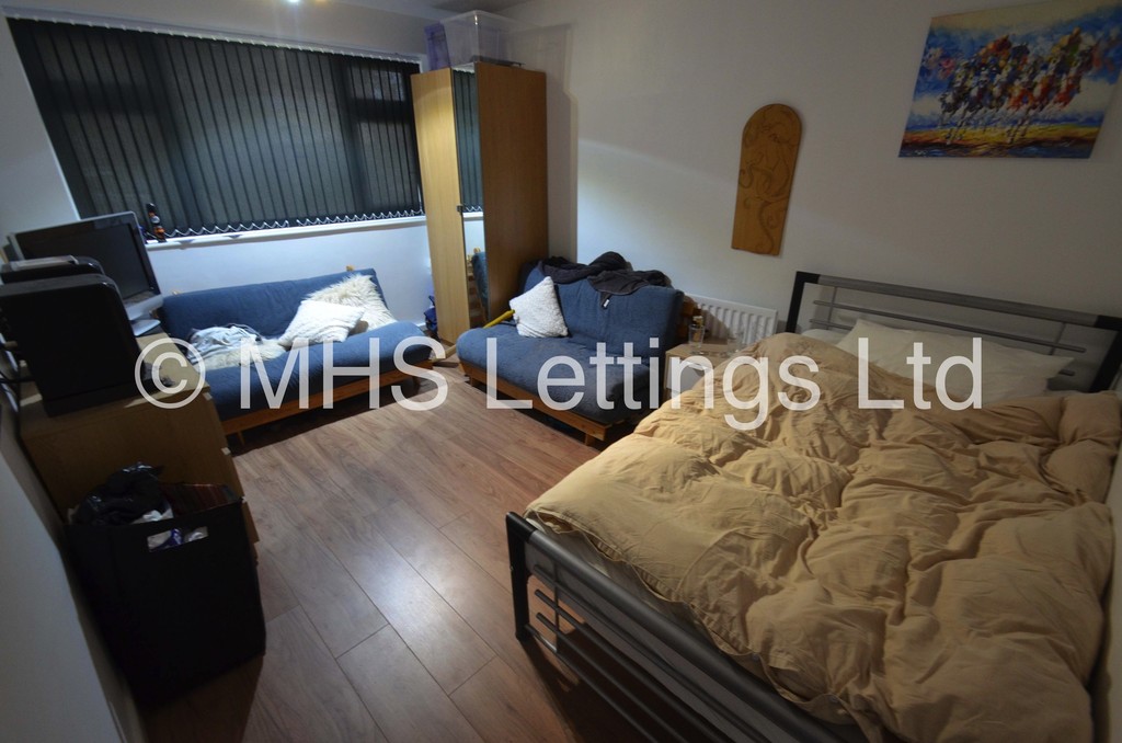 Photo of 3 Bedroom Mid Terraced House in 29 The Poplars, Leeds, LS6 2BT