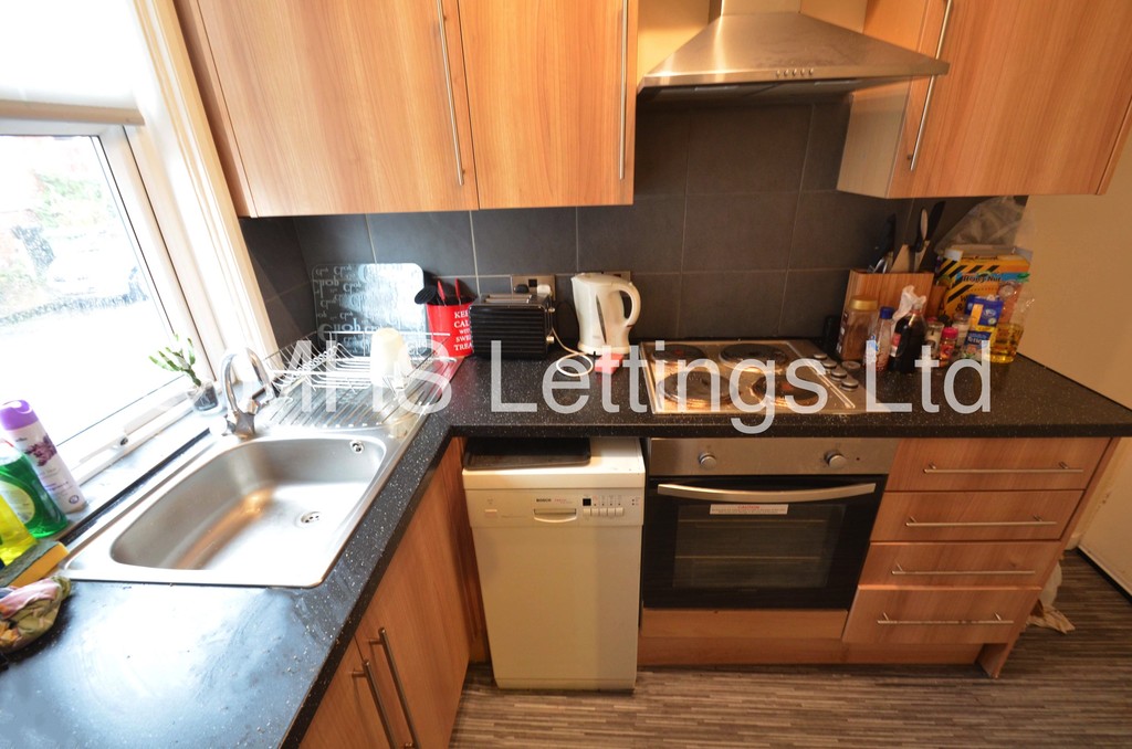 Photo of 3 Bedroom Mid Terraced House in 6 Granby Grove, Leeds, LS6 3BE
