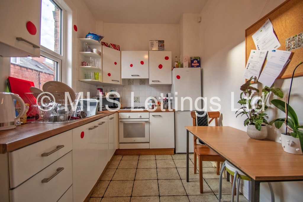Photo of 4 Bedroom Mid Terraced House in 7 Hartley Grove, Leeds, LS6 2LD