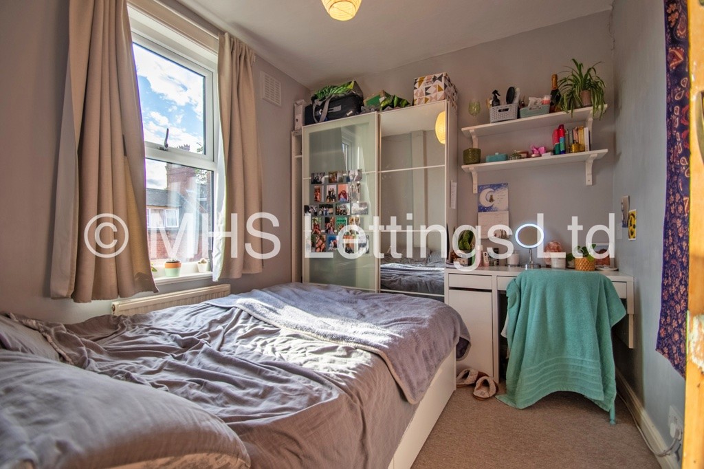 Photo of 4 Bedroom Mid Terraced House in 7 Hartley Grove, Leeds, LS6 2LD
