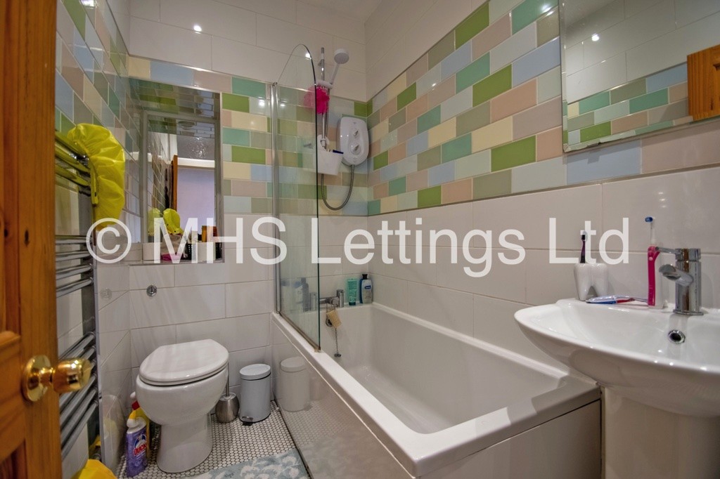 Photo of 4 Bedroom Mid Terraced House in 7 Hartley Grove, Leeds, LS6 2LD