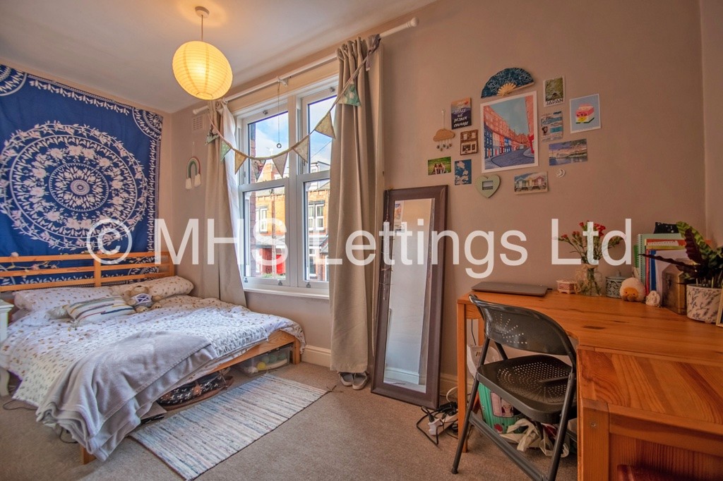 Photo of 4 Bedroom Mid Terraced House in 7 Hartley Grove, Leeds, LS6 2LD