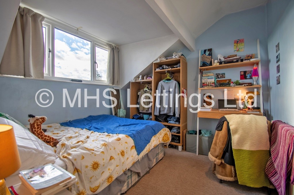 Photo of 4 Bedroom Mid Terraced House in 7 Hartley Grove, Leeds, LS6 2LD