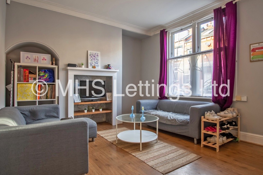 Photo of 4 Bedroom Mid Terraced House in 7 Hartley Grove, Leeds, LS6 2LD