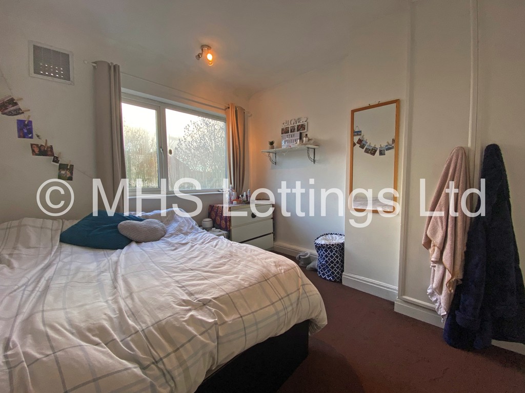 Photo of 2 Bedroom Mid Terraced House in 4 Park View Avenue, Leeds, LS4 2LH