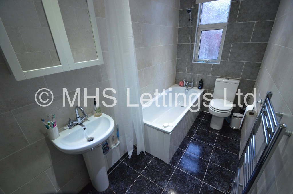 Photo of 6 Bedroom Mid Terraced House in 48 Brudenell Mount, Leeds, LS6 1HS