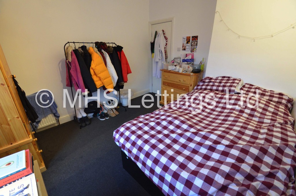 Photo of 6 Bedroom Mid Terraced House in 48 Brudenell Mount, Leeds, LS6 1HS