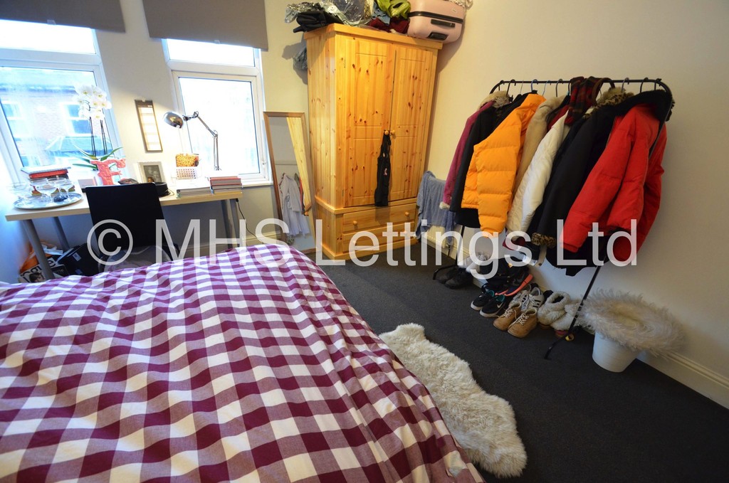 Photo of 6 Bedroom Mid Terraced House in 48 Brudenell Mount, Leeds, LS6 1HS