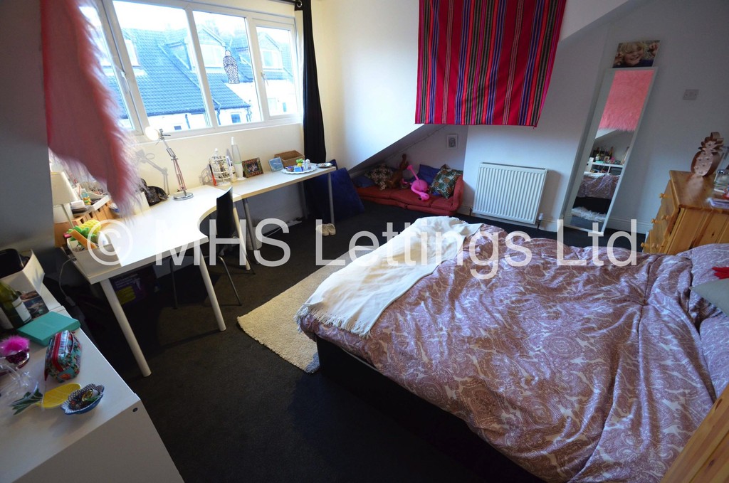 Photo of 6 Bedroom Mid Terraced House in 48 Brudenell Mount, Leeds, LS6 1HS