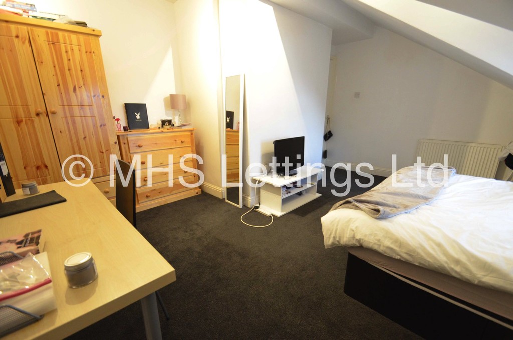 Photo of 6 Bedroom Mid Terraced House in 48 Brudenell Mount, Leeds, LS6 1HS