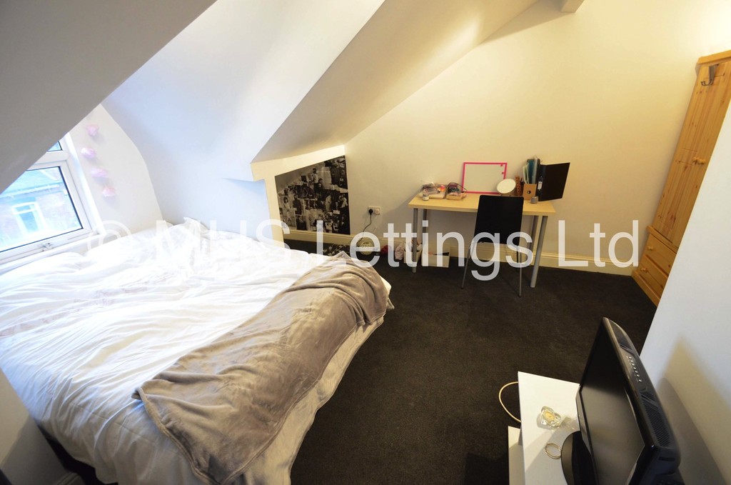 Photo of 6 Bedroom Mid Terraced House in 48 Brudenell Mount, Leeds, LS6 1HS