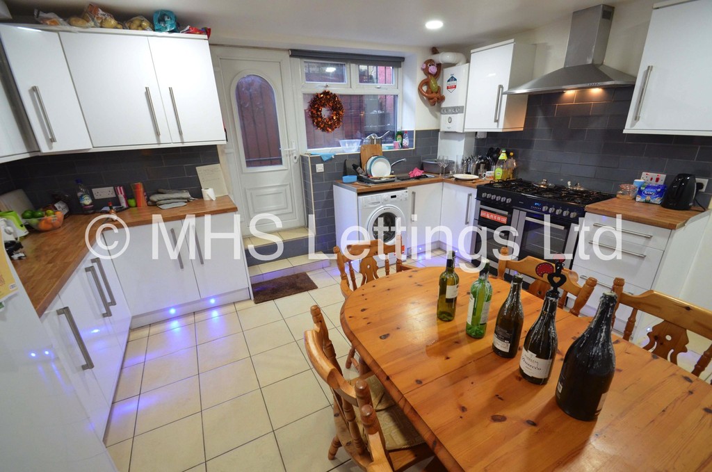 Photo of 6 Bedroom Mid Terraced House in 48 Brudenell Mount, Leeds, LS6 1HS
