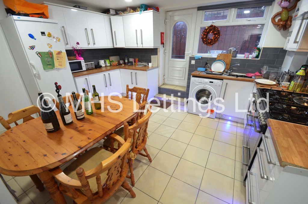 Photo of 6 Bedroom Mid Terraced House in 48 Brudenell Mount, Leeds, LS6 1HS