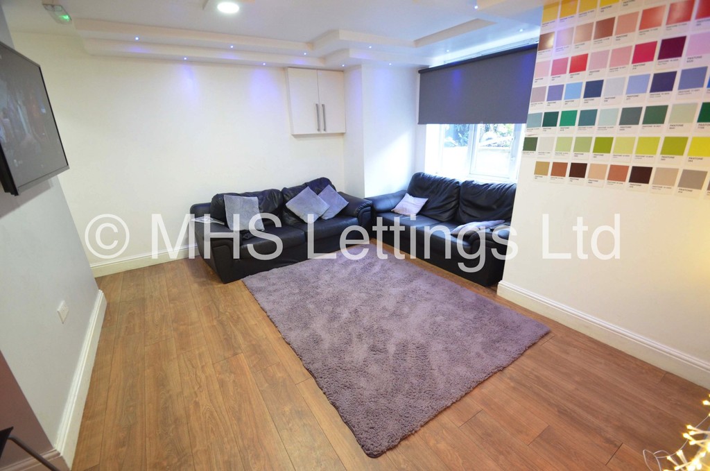 Photo of 6 Bedroom Mid Terraced House in 48 Brudenell Mount, Leeds, LS6 1HS