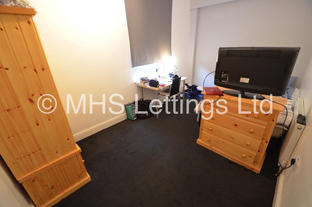 Photo of 6 Bedroom Mid Terraced House in 48 Brudenell Mount, Leeds, LS6 1HS