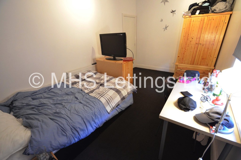 Photo of 6 Bedroom Mid Terraced House in 48 Brudenell Mount, Leeds, LS6 1HS