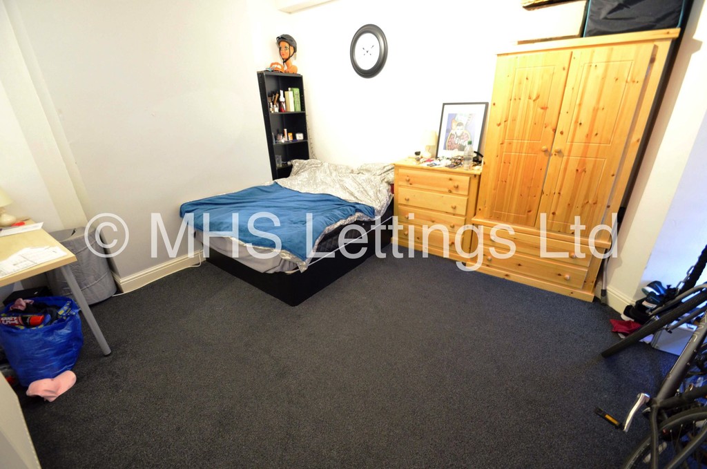Photo of 6 Bedroom Mid Terraced House in 48 Brudenell Mount, Leeds, LS6 1HS