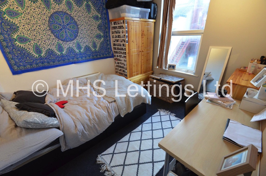 Photo of 6 Bedroom Mid Terraced House in 48 Brudenell Mount, Leeds, LS6 1HS