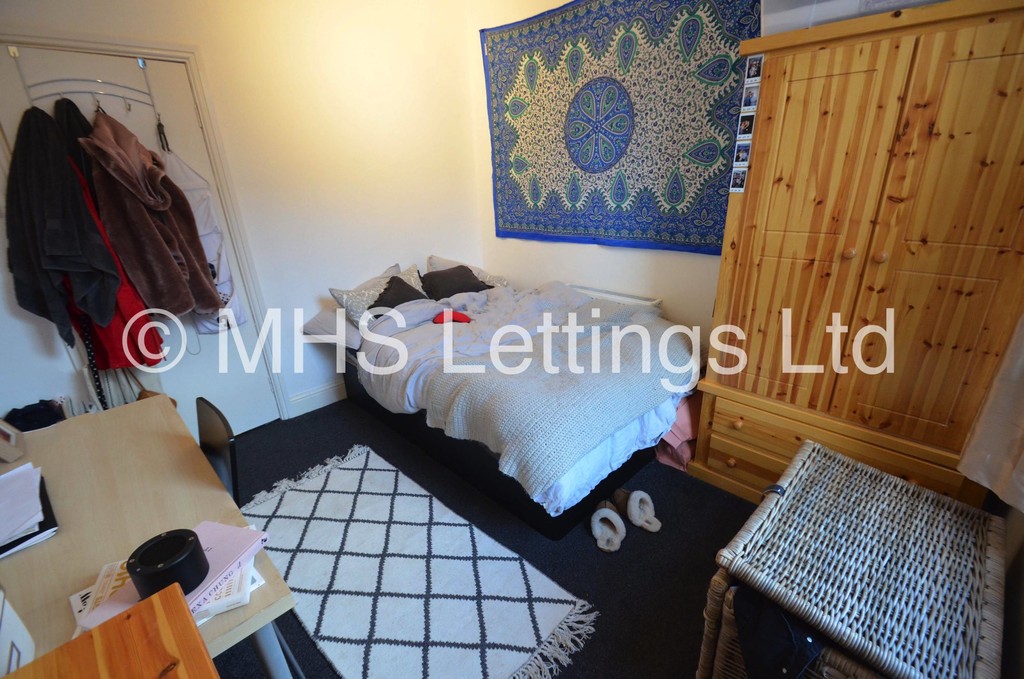 Photo of 6 Bedroom Mid Terraced House in 48 Brudenell Mount, Leeds, LS6 1HS