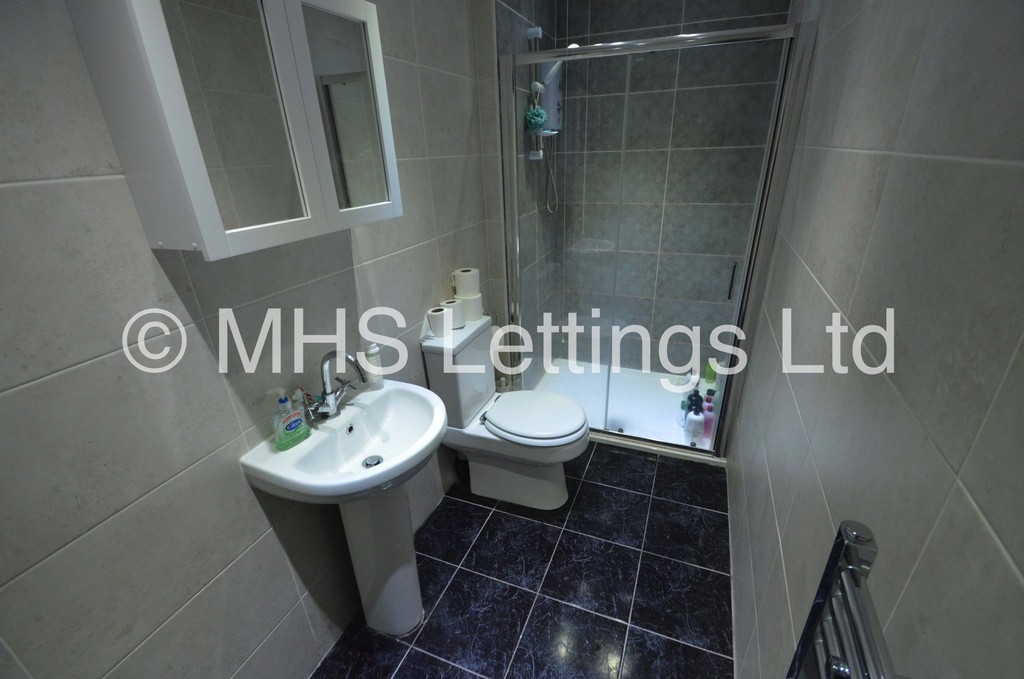 Photo of 6 Bedroom Mid Terraced House in 48 Brudenell Mount, Leeds, LS6 1HS