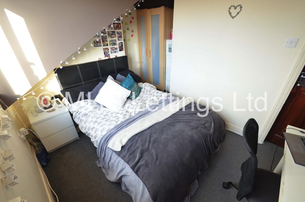 Photo of 4 Bedroom Detached House in 7 Welton Grove, Leeds, LS6 1ES