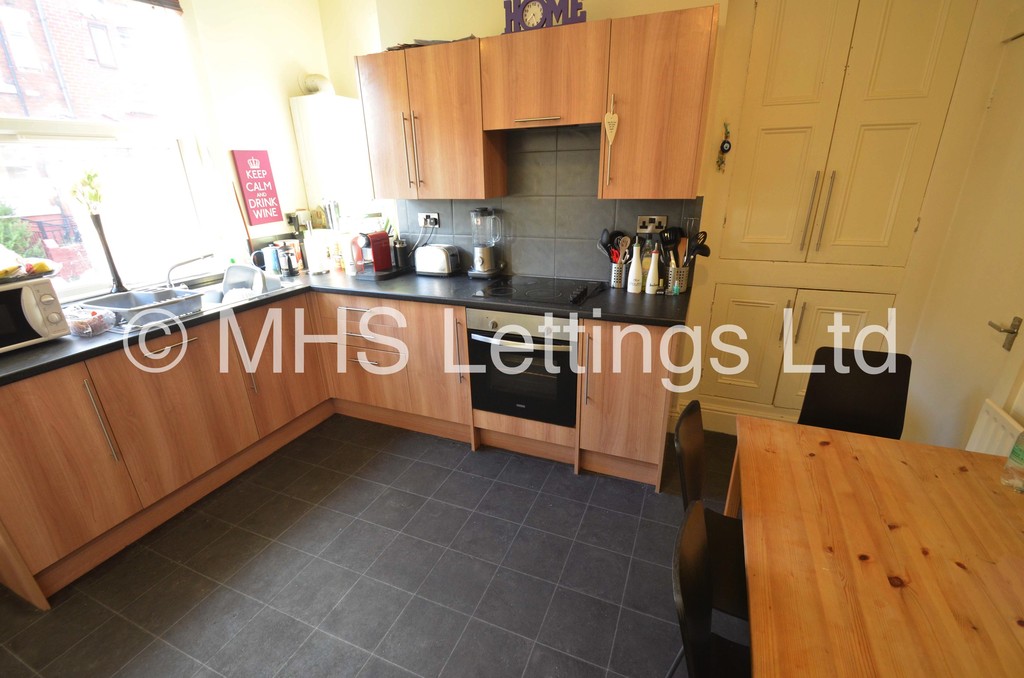 Photo of 4 Bedroom Detached House in 7 Welton Grove, Leeds, LS6 1ES