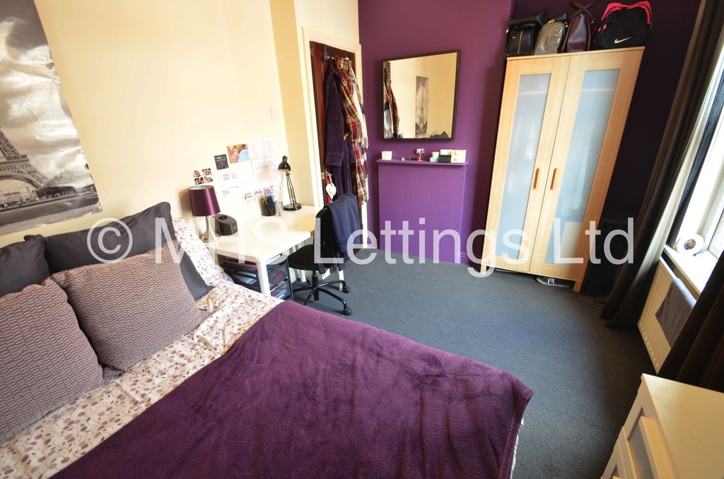 Photo of 4 Bedroom Detached House in 7 Welton Grove, Leeds, LS6 1ES