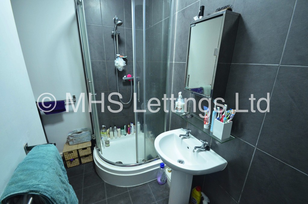 Photo of 4 Bedroom Detached House in 7 Welton Grove, Leeds, LS6 1ES