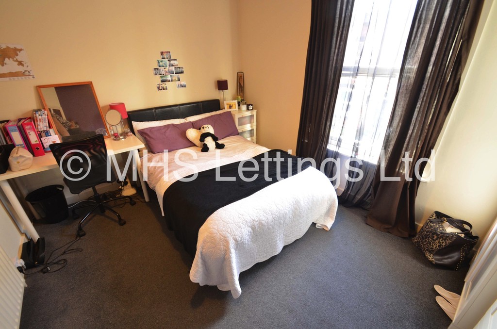 Photo of 4 Bedroom Detached House in 7 Welton Grove, Leeds, LS6 1ES