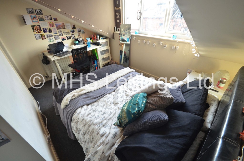 Photo of 4 Bedroom Detached House in 7 Welton Grove, Leeds, LS6 1ES
