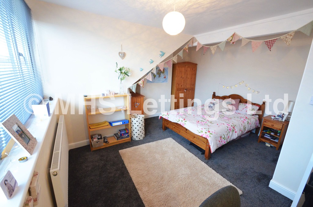 Photo of 4 Bedroom Mid Terraced House in 4 Graham Grove, Leeds, LS4 2NF