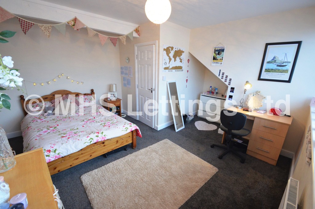 Photo of 4 Bedroom Mid Terraced House in 4 Graham Grove, Leeds, LS4 2NF