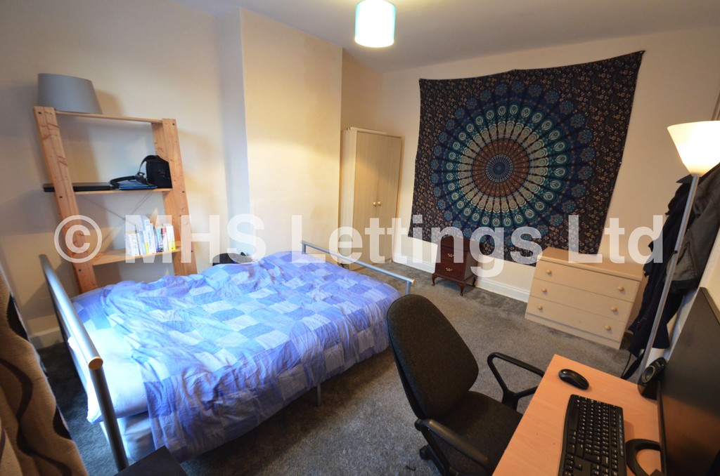 Photo of 4 Bedroom Mid Terraced House in 4 Graham Grove, Leeds, LS4 2NF