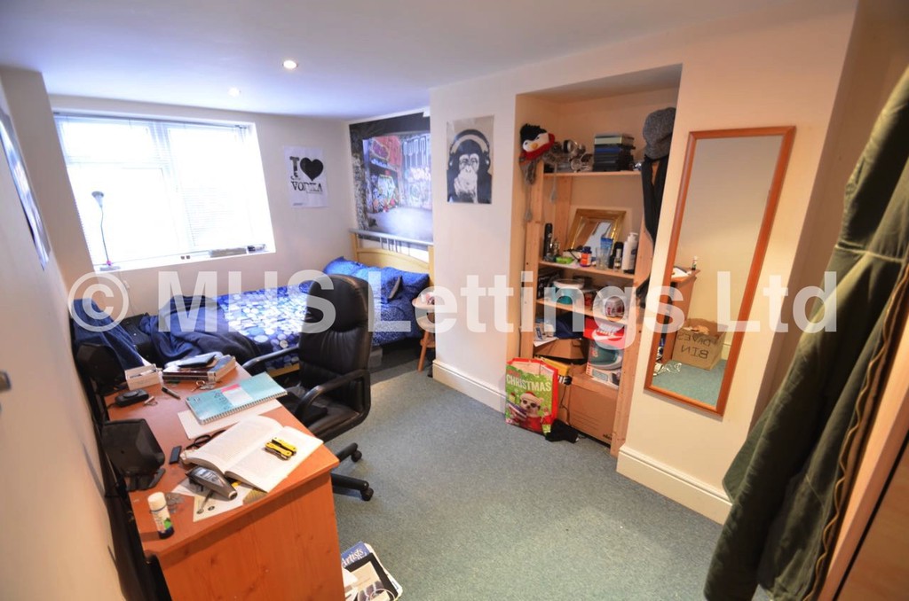 Photo of 4 Bedroom Mid Terraced House in 4 Graham Grove, Leeds, LS4 2NF