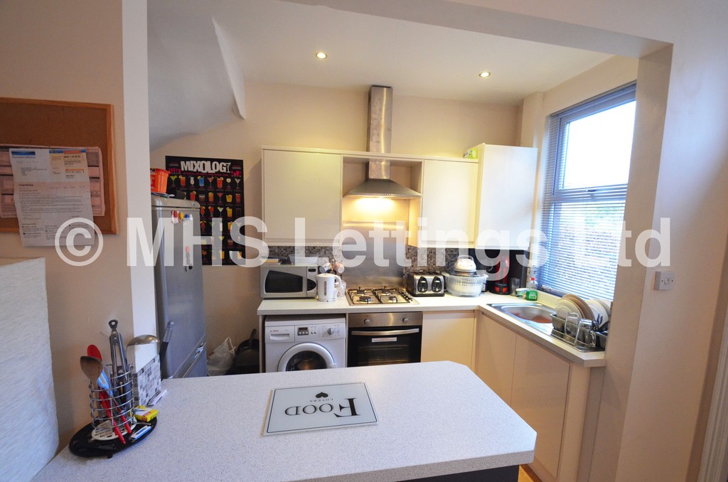 Photo of 4 Bedroom Mid Terraced House in 4 Graham Grove, Leeds, LS4 2NF