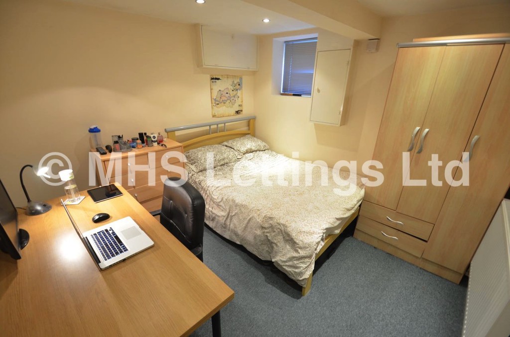 Photo of 4 Bedroom Mid Terraced House in 4 Graham Grove, Leeds, LS4 2NF