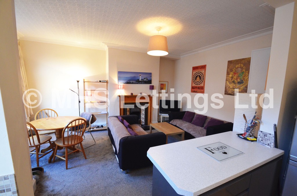 Photo of 4 Bedroom Mid Terraced House in 4 Graham Grove, Leeds, LS4 2NF