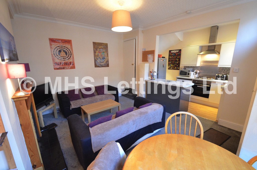 Photo of 4 Bedroom Mid Terraced House in 4 Graham Grove, Leeds, LS4 2NF