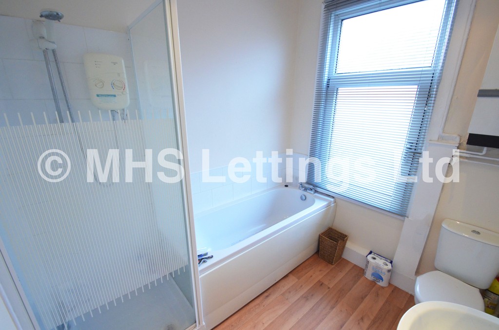 Photo of 4 Bedroom Mid Terraced House in 4 Graham Grove, Leeds, LS4 2NF
