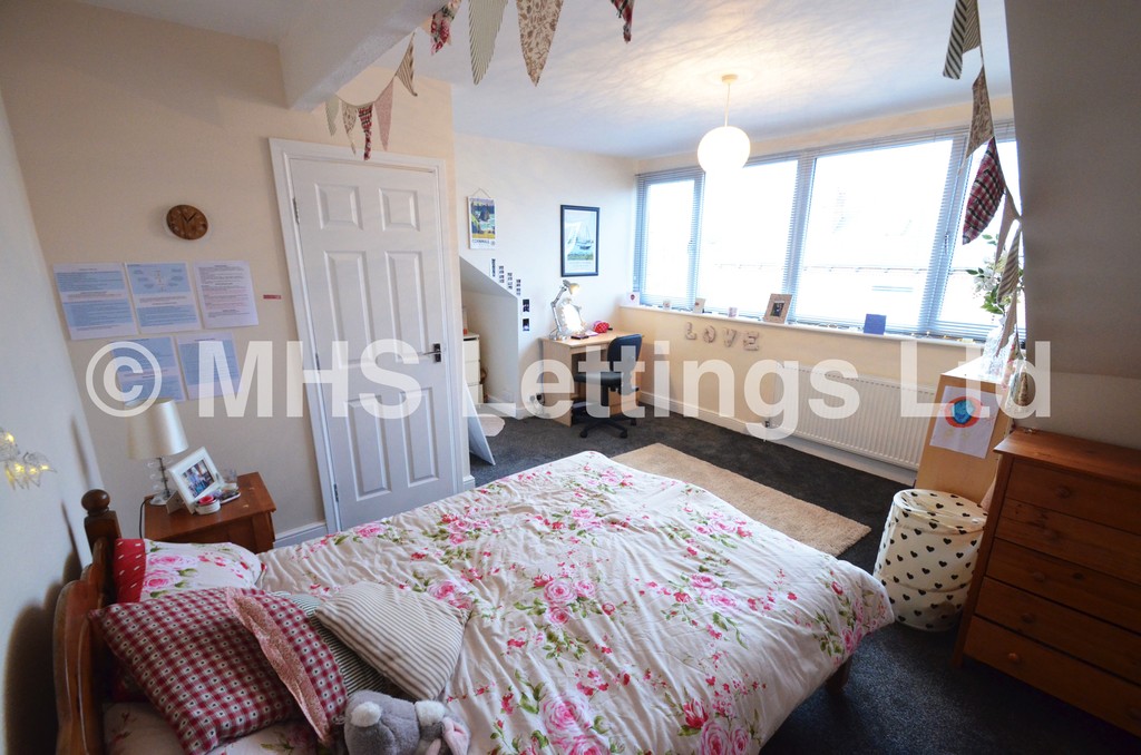 Photo of 4 Bedroom Mid Terraced House in 4 Graham Grove, Leeds, LS4 2NF
