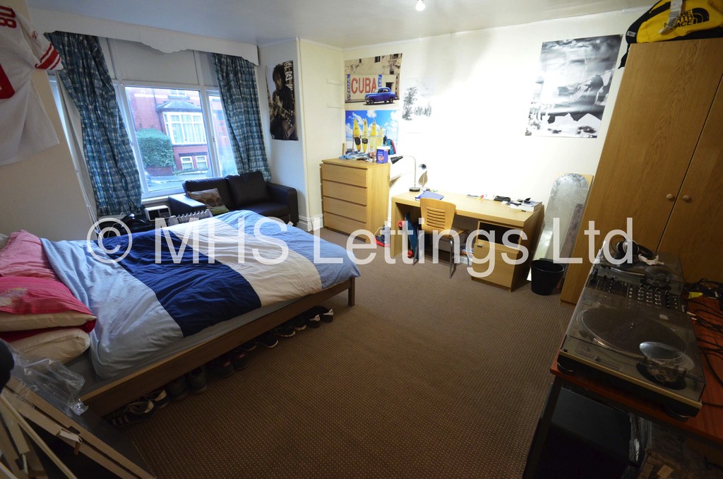Photo of 8 Bedroom Mid Terraced House in 9 Brudenell Avenue, Leeds, LS6 1HD