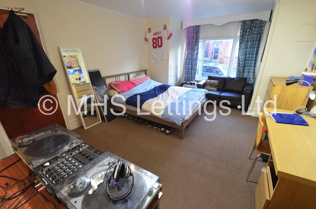 Photo of 8 Bedroom Mid Terraced House in 9 Brudenell Avenue, Leeds, LS6 1HD
