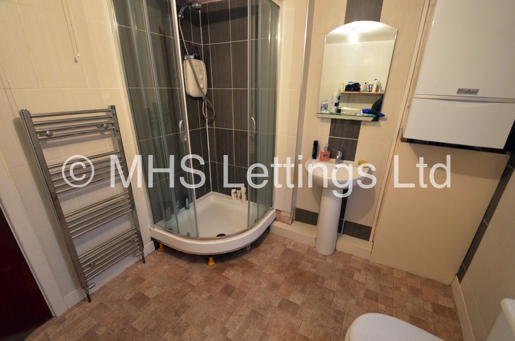Photo of 8 Bedroom Mid Terraced House in 9 Brudenell Avenue, Leeds, LS6 1HD