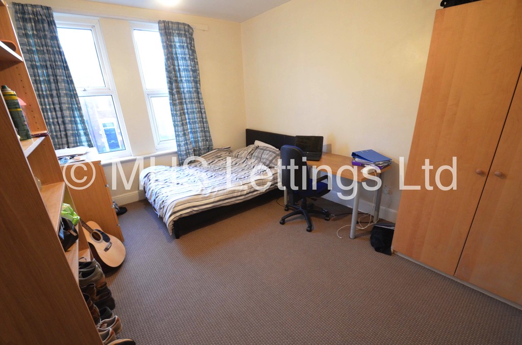 Photo of 8 Bedroom Mid Terraced House in 9 Brudenell Avenue, Leeds, LS6 1HD