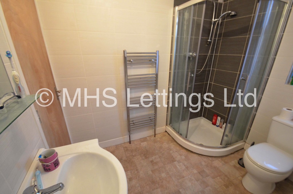 Photo of 8 Bedroom Mid Terraced House in 9 Brudenell Avenue, Leeds, LS6 1HD
