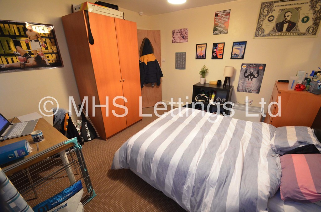 Photo of 8 Bedroom Mid Terraced House in 9 Brudenell Avenue, Leeds, LS6 1HD