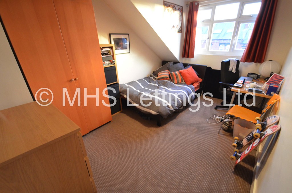 Photo of 8 Bedroom Mid Terraced House in 9 Brudenell Avenue, Leeds, LS6 1HD