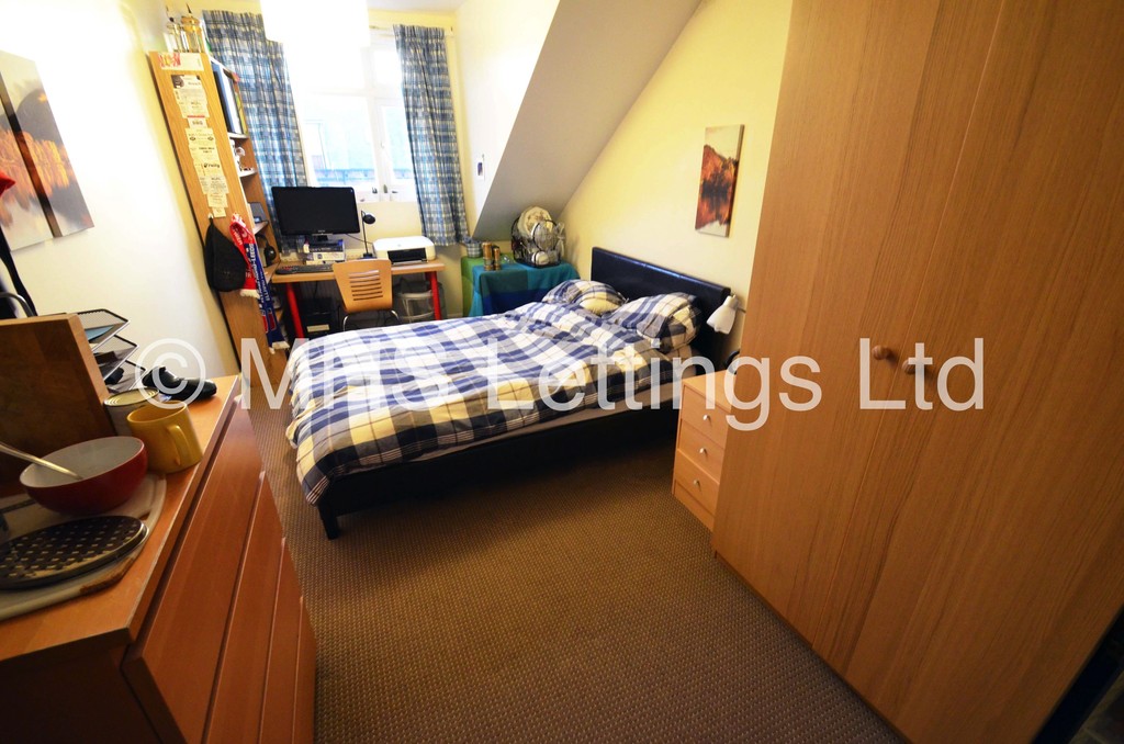 Photo of 8 Bedroom Mid Terraced House in 9 Brudenell Avenue, Leeds, LS6 1HD